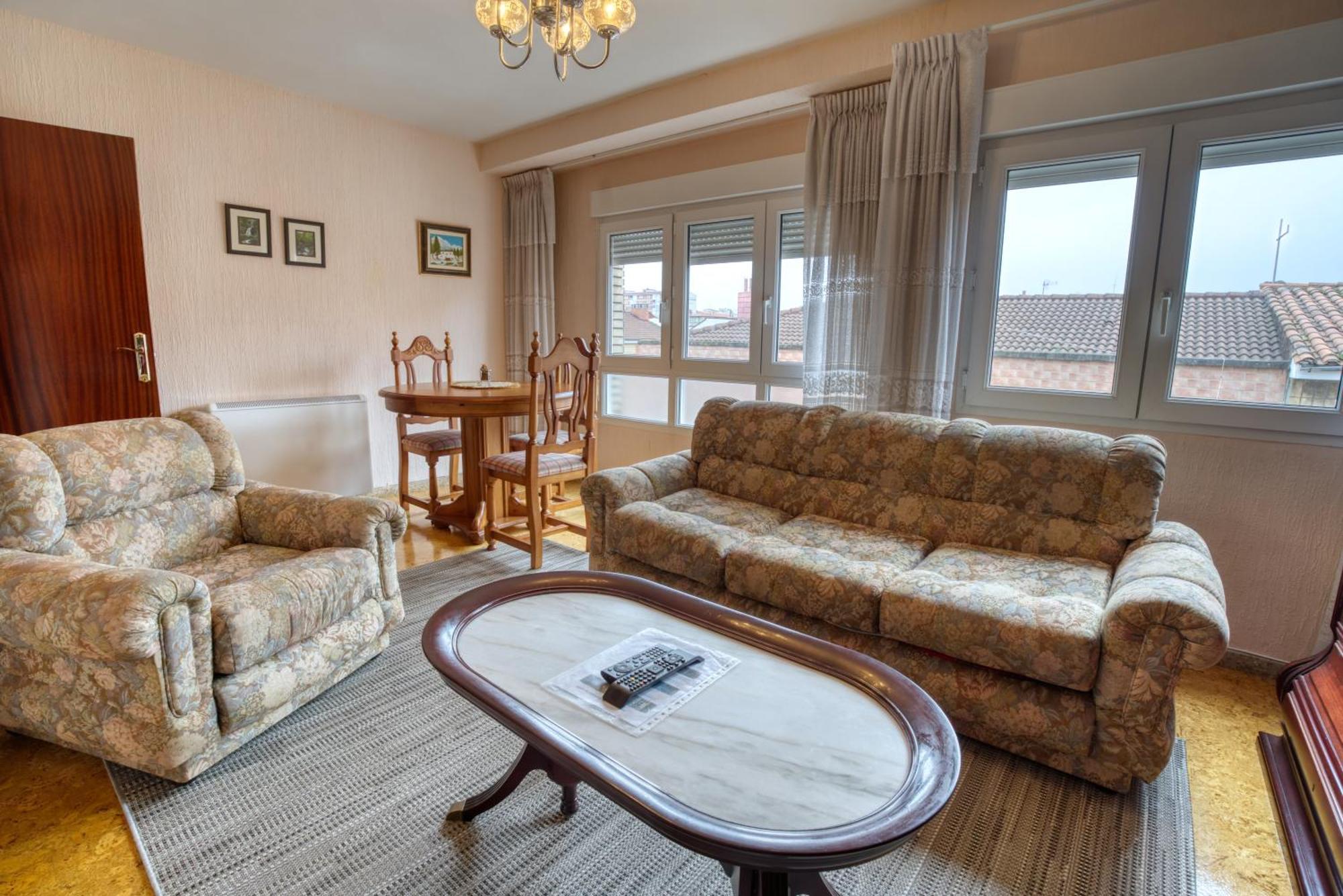 Apartamento Muy Amplio, Con Wifi Y A 12 Minutos Del Centro Gijon Luaran gambar