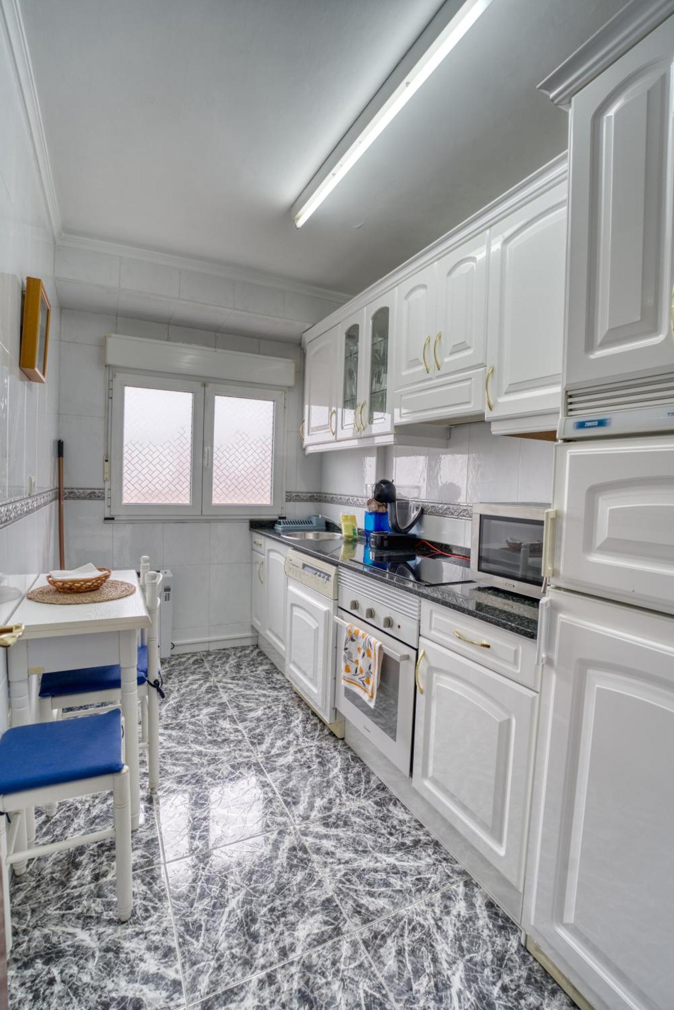 Apartamento Muy Amplio, Con Wifi Y A 12 Minutos Del Centro Gijon Luaran gambar